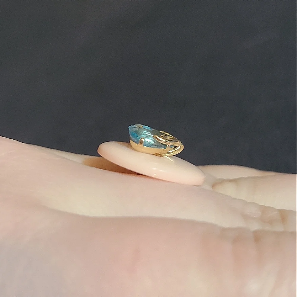 💸SOLD💸 EUC Genuine Blue Topaz Teardrop Gold Earrings - Picture 8 of 9